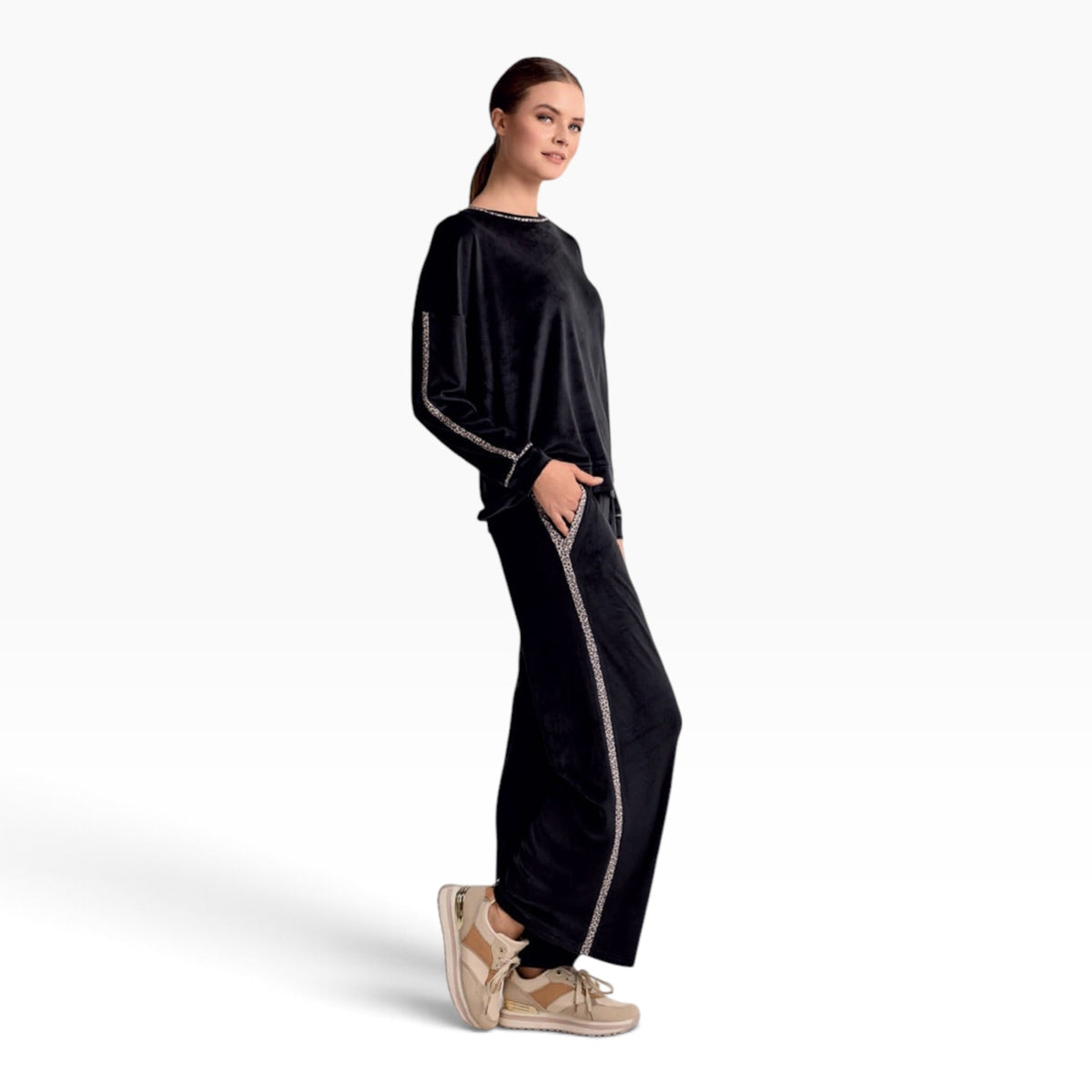 Tuta Donna in Velour Morbido Girocollo Manica Lunga e Pantalone Palazzo Infiore Art.PANTHERE 454540 - Boutique dell'Intimo e del Neonato