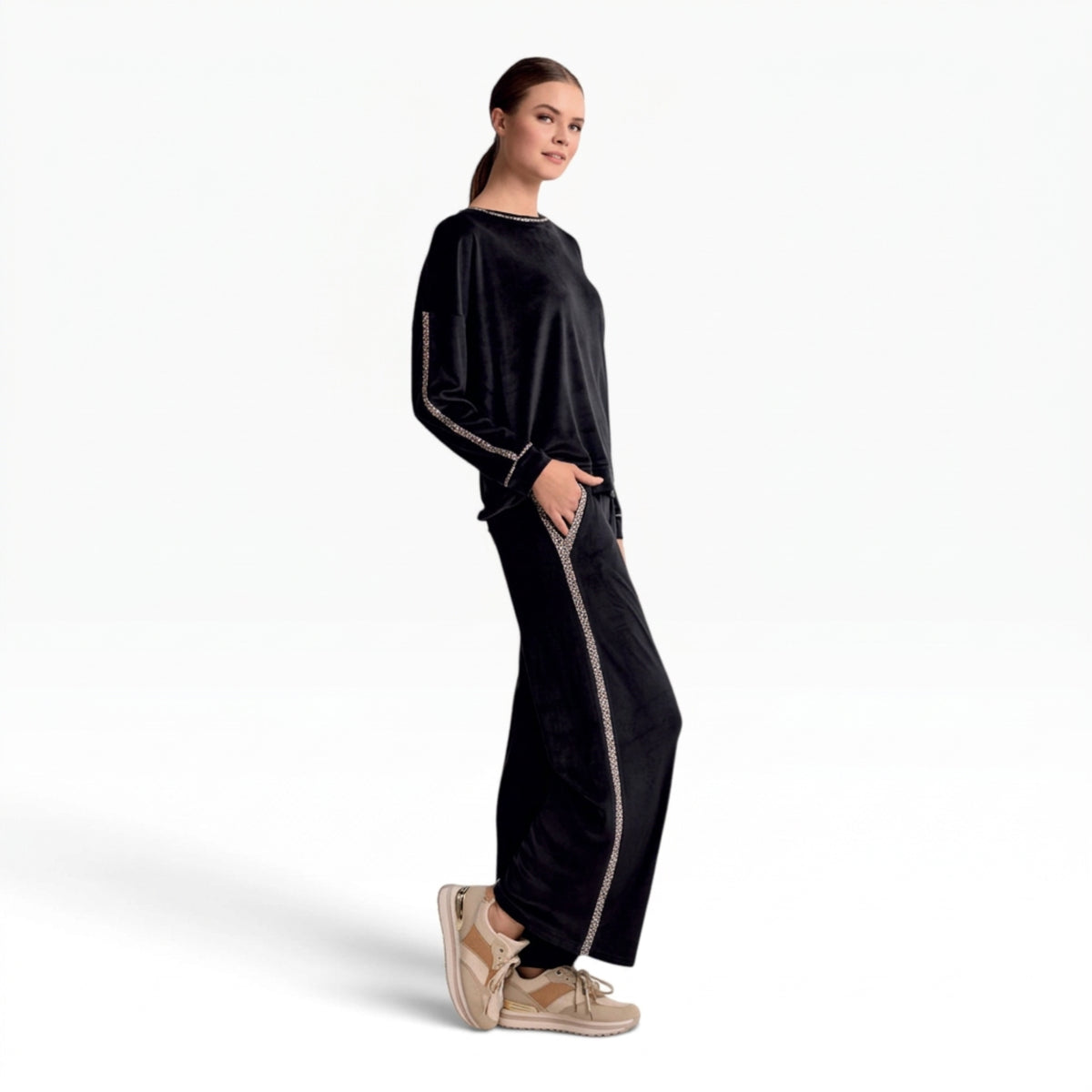 Tuta Donna in Velour Morbido Girocollo Manica Lunga e Pantalone Palazzo Infiore Art.PANTHERE 454540 - Boutique dell'Intimo e del Neonato